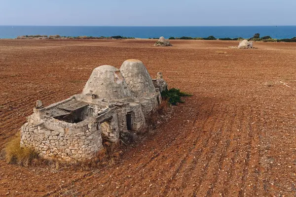 Puglia 'daki sahil kenarındaki eski Trulli evleri.