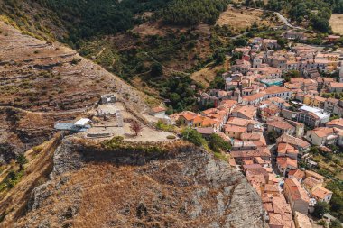 İtalya 'nın Basilicata bölgesindeki Sasso di Castalda antik köyü.