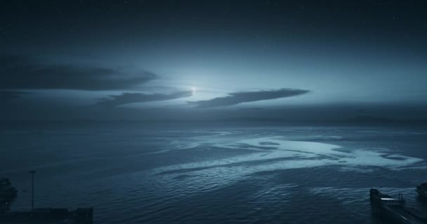 Luftaufnahme Des Mondes Licht Nacht Meer Fischerboothafen Sternenhimmel Mondlicht Meerwasser Stockvideo