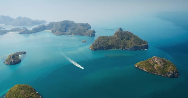 Mavi Okyanus Zemininde Havadan Yeşil Bir Ada Sürat Teknesi Ulaşımı — Stok video