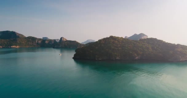 Filmreifes Fischerboot Auf Der Grünen Insel Hintergrund Luftaufnahme Blaue Sonne Videoclip