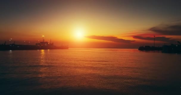 Fischerboot Auf Orangefarbenem Meer Sonnenuntergang Hintergrund Luftaufnahme Bunte Wolkenlandschaft Über lizenzfreies Stockvideo