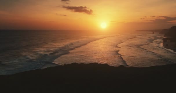 Meereswellen Zeitlupe Bei Orangefarbenem Sonnenuntergang Drohnenflug Über Einer Klippenbucht Mit Lizenzfreies Stock-Filmmaterial