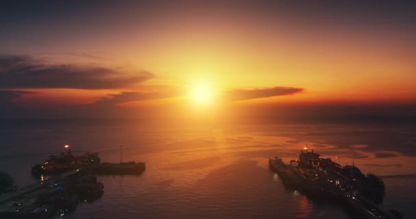 Fischerboot Ozean Transport Goldenen Sonnenuntergang Luftaufnahme Abendliches Warmgelbes Sonnenlicht Über Lizenzfreies Stock-Filmmaterial