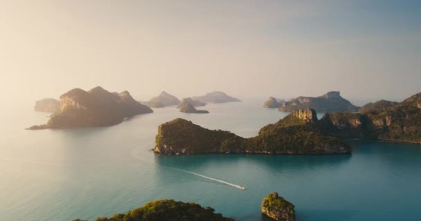 Schöne Tropische Inseln Bei Sonnenaufgang Luftaufnahme Schnellboot Türkisfarbenen Ozeanwasser Schwimmendes Stock-Filmmaterial