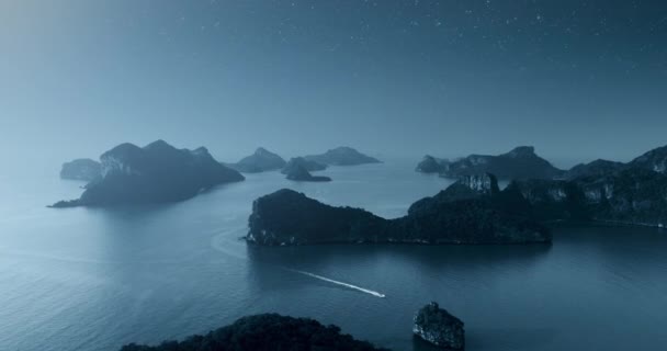 Одинокий Катер Ночном Море Воздушный Силуэт Острова Лунного Света Светло — стоковое видео