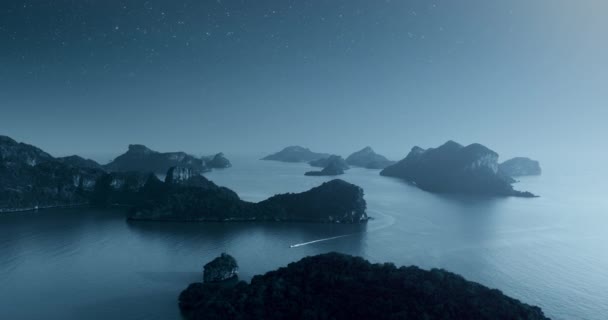 登山岛轮廓在月光下天空背景空中俯瞰 快艇在海上航行 淡蓝色的月亮和星星在海水之上的夜晚 热带旅行概念 泰国昂通国家公园 — 图库视频影像