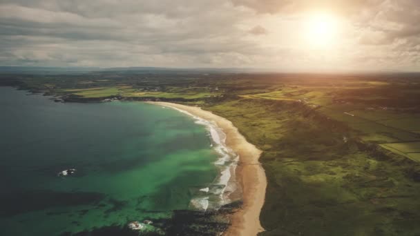 Pantai Pantai Pemandangan Udara Matahari Irlandia Utara Pantai Putih Samudera — Stok Video