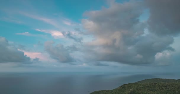Gökyüzü Bulutu Zaman Ayarlı Ada Okyanusun Üzerindeki Parlak Mavi Gökyüzü — Stok video