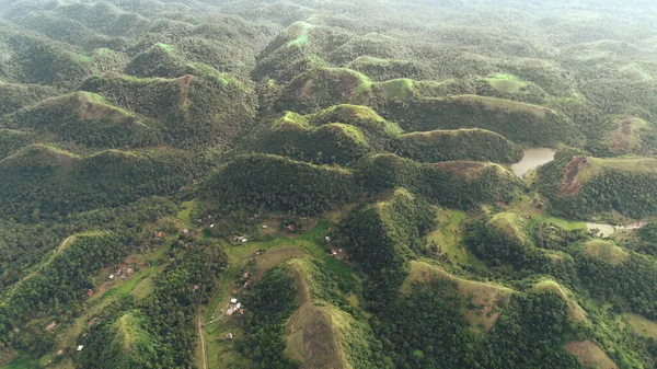 Filipiny Wsi Wzgórza Widok Lotu Ptaka Krajobraz Zieleni Małe Jezioro — Zdjęcie stockowe
