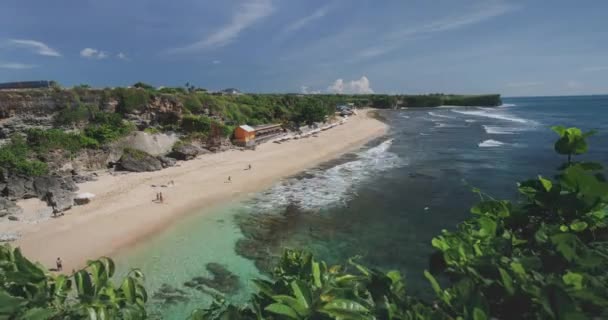 Timelapse Antenni Balin Rannikko Valtameren Aallot Törmää Hiekkaan Trooppinen Paratiisisaari — kuvapankkivideo