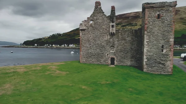 Closeup Scotlands Castle Ruins Aerial Shot Loch Ranza Bay Historical — Stockfoto
