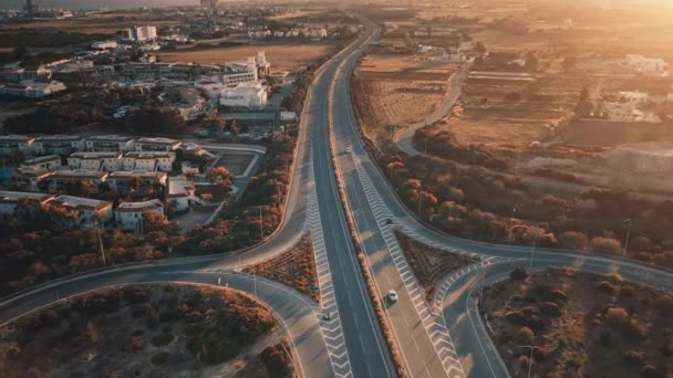 Highway Road Luftaufnahme Sonnenuntergang Drohne Fliegt Mit Fahrenden Autos Über — Stockvideo