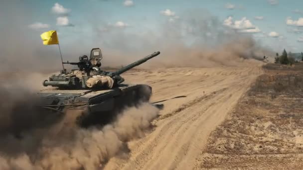 Militär Tank Kör Moln Damm Ukraine War Närbild Från Luften — Stockvideo