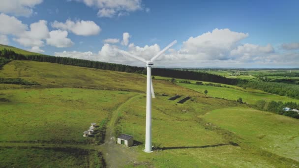 Irland Grüne Ackerland Windmühle Luftaufnahme Rotorblätter Drehen Sich Kraftwerk Mit — Stockvideo