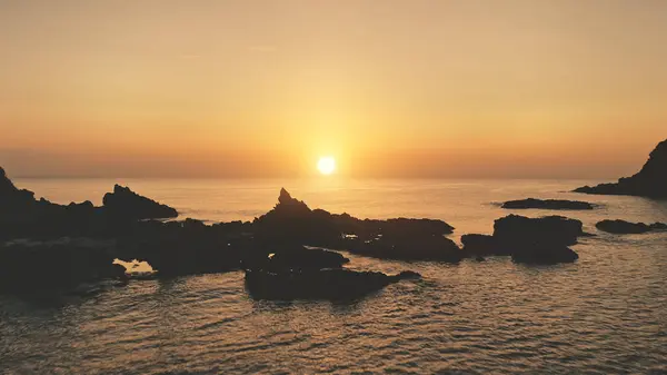 Górska Sylwetka Zachodzie Słońca Skały Tropikalnej Wyspy Oceanicznej Zatoce Letni Zdjęcie Stockowe