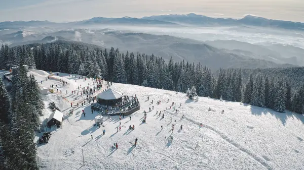 Vinter Aktiv Sport Udvej Sne Bjerg Top Antenne Mennesker Naturen - Stock-foto