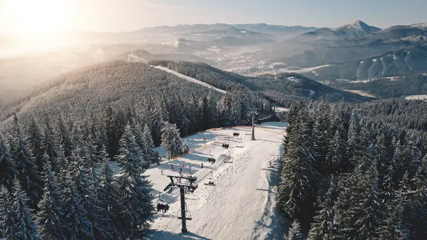 太陽の雪の山の航空機でエスカレーター 冬の自然景観 雪の木の観光名所 モミの森のスキー場 極端なスポーツだ カルパチア山脈での休暇 ブコヴェルリゾート ウクライナ ヨーロッパ ストックフォト