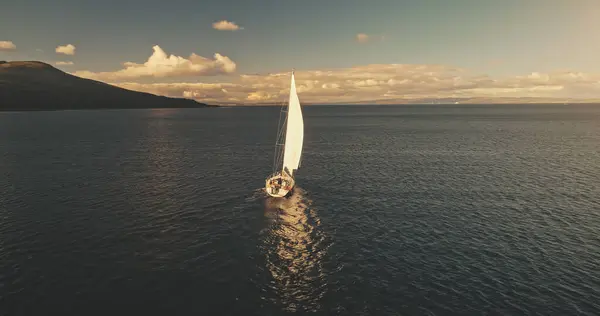 Повітряні Яхти Плавають Водах Океанської Затоки Сонці Хмарами Білий Вітрильник — стокове фото