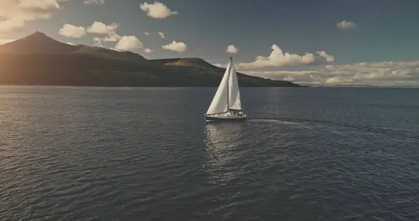 Zeilboot Bij Kust Van Bergachtige Oceaan Van Schotland Eiland Arran — Stockfoto