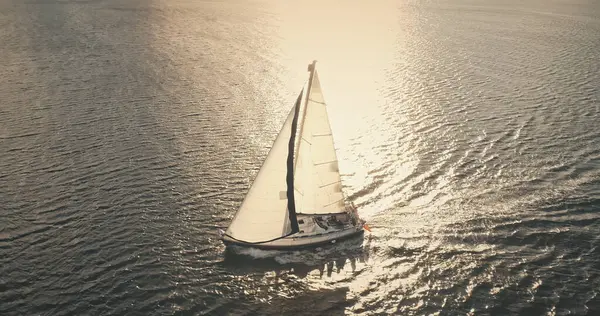 Segelboot Der Antenne Einer Berginsel Niemand Natur Seenlandschaft Luxusjacht Auf — Stockfoto