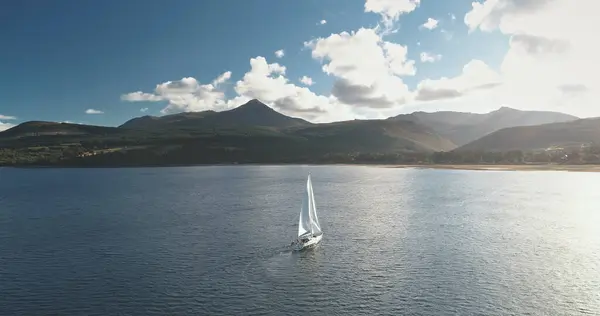 Dağ Okyanusu Kıyısındaki Yat Yavaş Hareket Ediyor Yelkenli Yelkenli Yarışı — Stok fotoğraf