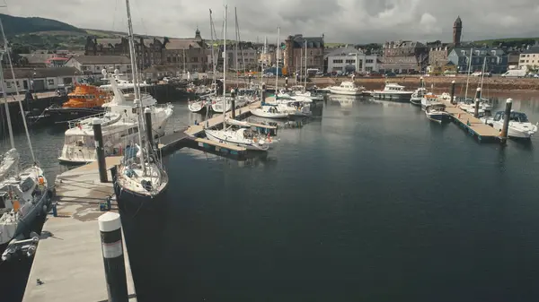 ヨットの空中で港のドックを閉じます 海上のマリーナでの船や帆船 キャンベルタウンの街の港湾都市での水輸送 夏の日にスコットランドの海の風景 シネマティックドローン撮影 ストック写真