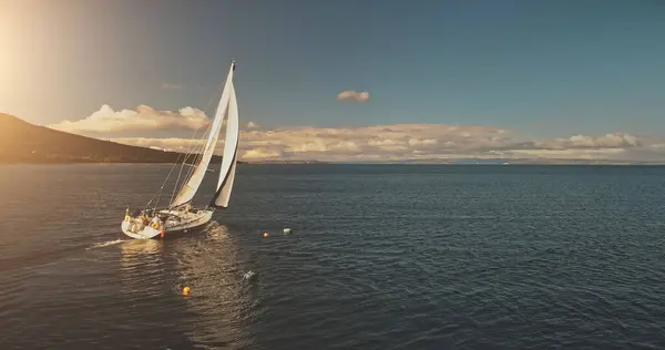 Lüks Yat Antenlerinde Yelkenli Yarışlarında Güneş Batıyor Güneşli Yaz Gününün Telifsiz Stok Imajlar