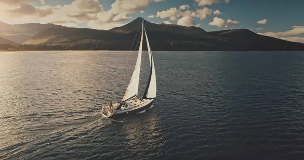 Nahaufnahme Segelbootfahrt Der Sonnenseebucht Sonnenscheinreflexion Wasser Der Nähe Von Bergen Stockfoto