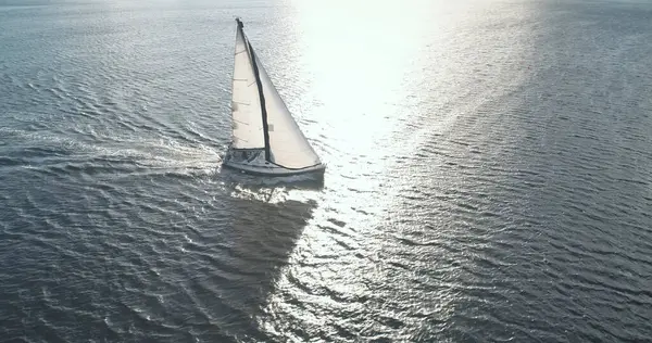 Morze Słoneczne Samotną Anteną Żaglowca Luksusowy Jacht Otwartym Morzu Wyścigi Obrazy Stockowe bez tantiem