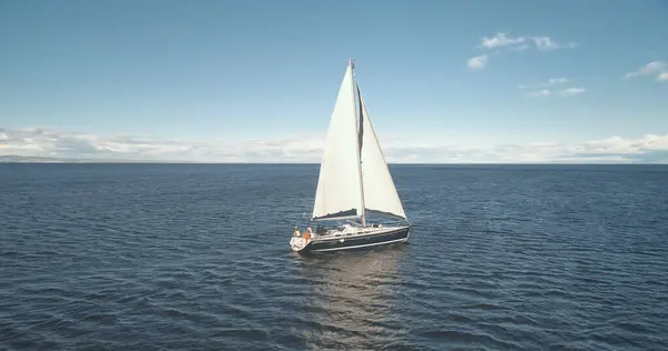 바다에 요트의 움직임 돛단배가 안만을 스코틀란드 레이싱 크루즈에 선박이 영화같은 스톡 이미지