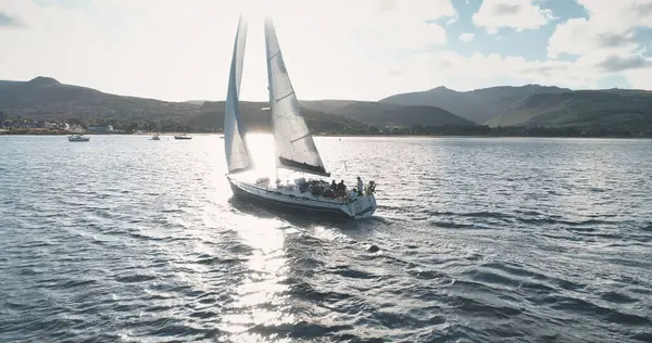 Gros Plan Yacht Naviguant Soleil Océan Réflexion Aérienne Fermer Voilier Image En Vente