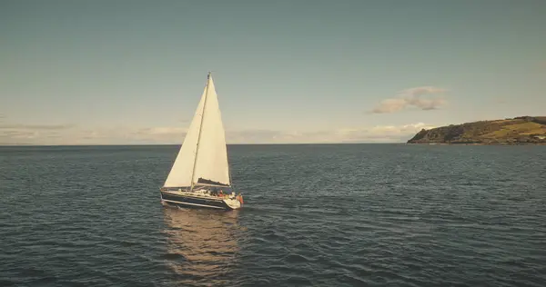 豪華なヨットの空中でのオーシャンベイクルーズ ブロディック桟橋 アラン島 スコットランド ヨーロッパでの帆船での夏のツアー 壮大な誰もいない自然の風景と海岸近くのオープン海での休暇の風景 ストックフォト