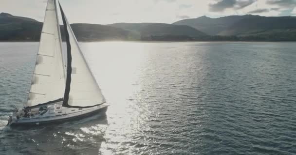Sol Över Lyx Yacht Havet Kust Antenn Majestätisk Segelbåt Regatta — Stockvideo