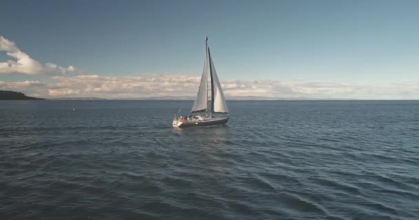 赛艇在公海空中的缓慢运动 乘游轮的乘客 苏格兰 亚兰岛 布罗迪湾宁静的海景 豪华帆船在海洋湾 放电影暑假 图库视频片段
