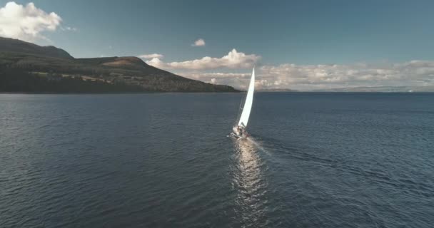 Rennjacht Golf Von Brodick Aus Der Luft Bergige Inselküste Atemberaubender Stock-Filmmaterial