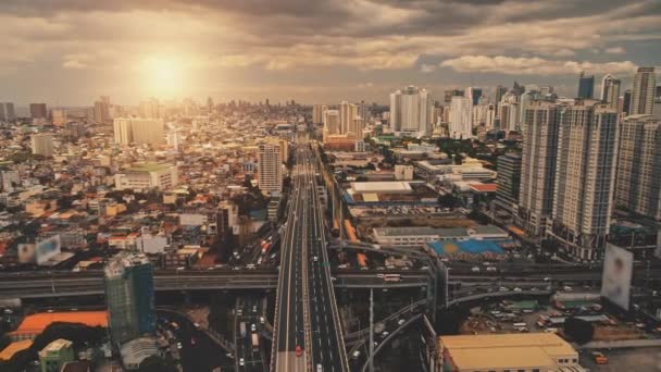 横断道路 高層ビルの空中と太陽の光で街の風景 夏の晴れた日に運転車と橋の交通道路 フィリピンの首都マニラ市街のドローン撮影 ロイヤリティフリーストック映像