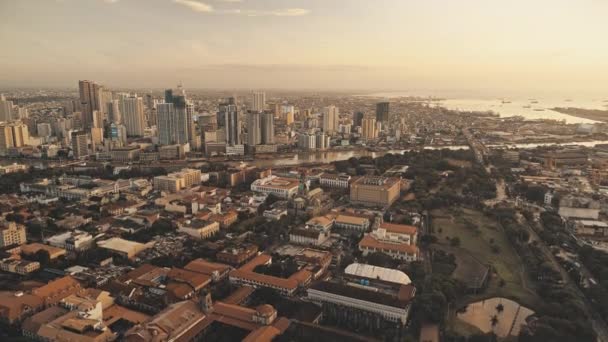 船とサンセット港の街 オーシャンベイ航空のヨット 現代の高層ビル コテージ 太陽の光の街並を設定します マニラのダウンタウンで撮影されたフィリピンの大都市 ロイヤリティフリーストック映像