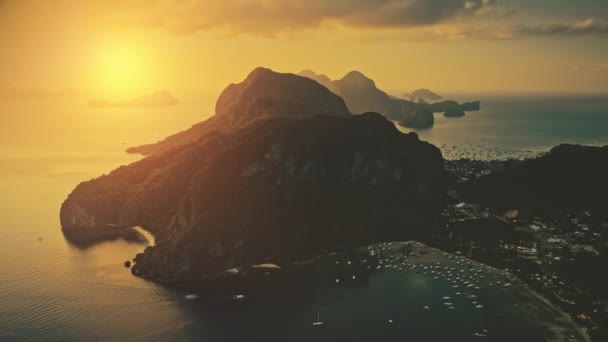 Zonsondergang Haven Stad Stadsgezicht Berg Zee Baai Zonlicht Filmische Luchtfoto Stockvideo