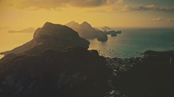 Sonnenuntergang Der Bergbucht Der Insel Lagune Meer Sonnenlicht Beim Filmischen Lizenzfreies Stock-Filmmaterial