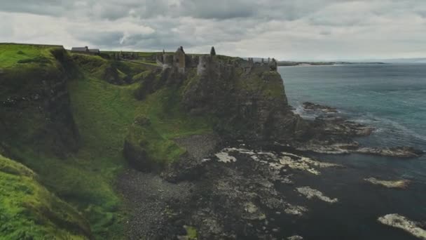 Irlande Ruines Château Médiéval Vue Aérienne Rivage Rocheux Grands Champs — Video