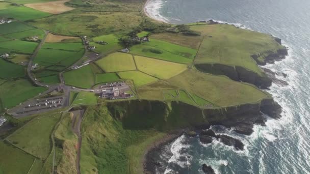 Irlanda Vista Aérea Arriba Hacia Abajo Costa Del Mar Roca — Vídeos de Stock