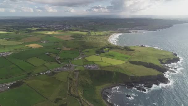 Írország Légi Felvétel Zöld Mezőgazdasági Területekről Óceán Öbölben Senki Természet — Stock videók