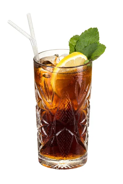 Beyaz üzerinde kahverengi rom, kola, nane ve limon bulunan Küba Libre 'si.