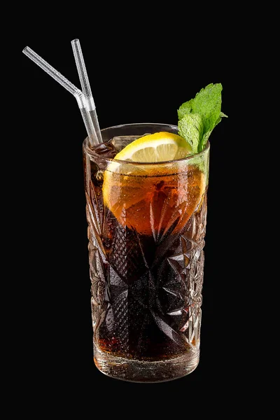 Kahverengi rom, kola, nane ve limonla kaplanmış Küba Libre 'si.