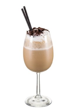 Kurabiyeler ve kremalı milkshake beyaz arka planda bir bardakta