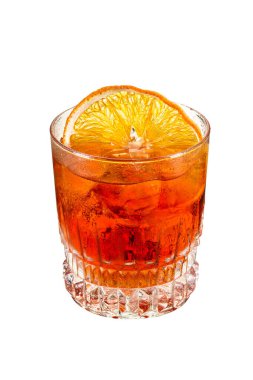 beyaz arka plan üzerinde izole portakal dilimleri ve buz küpleri ile spritz aperitif aperol kokteyl