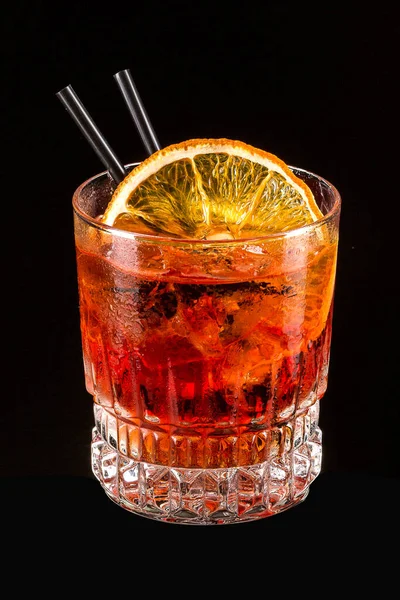beyaz arka plan üzerinde izole portakal dilimleri ve buz küpleri ile spritz aperitif aperol kokteyl