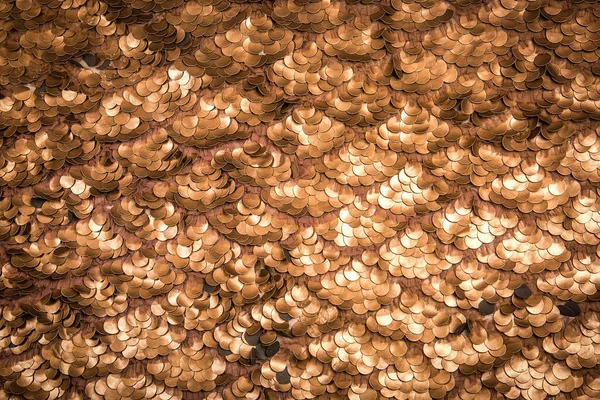 金色の素材 深い金の背景 ファッショナブルな衣装を作成するための高価な金の生地を織物 — ストック写真