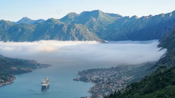晨云在黑山科托尔湾上空盘旋 映入眼帘的是一片风景如画的山林风光 远处是游轮和游艇 — 图库视频影像